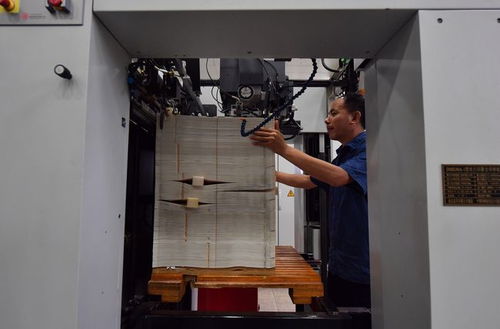 在印鈔廠上班,身在 錢海 ,為啥不敢?guī)ё咭环? />
</span>
<span id=